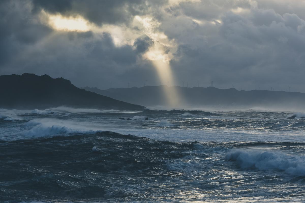 How-to-prepare-for-rain-on-wedding-day-waves.-cloudy-evening