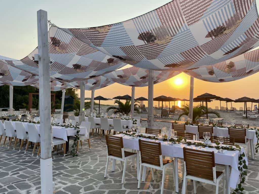 Peaky-Blinders-themed-wedding-elements-that-must-be-added-to-obtain-the-perfect-event_beach-wedding-chairs