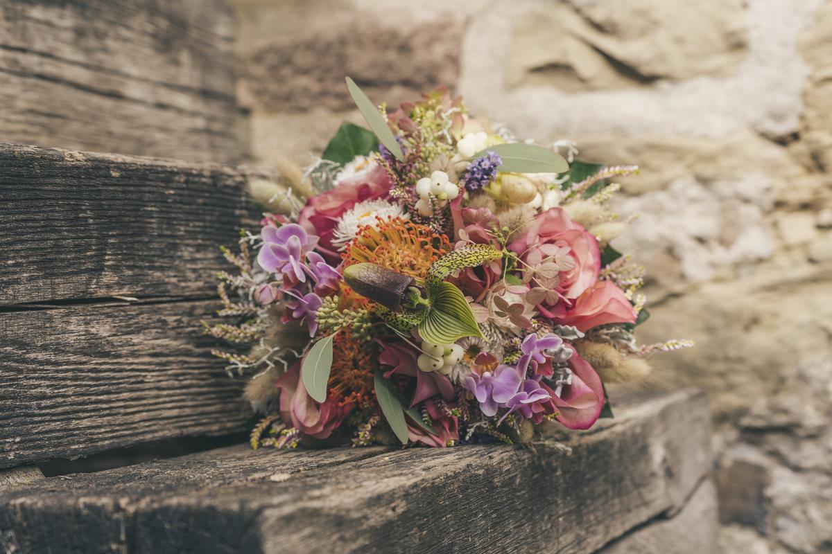 -Peaky-Blinders-themed-wedding-elements-that-must-be-added-to-obtain-the-perfect-event_colorful-vintage-inspired-bouquet-for-the-bride.