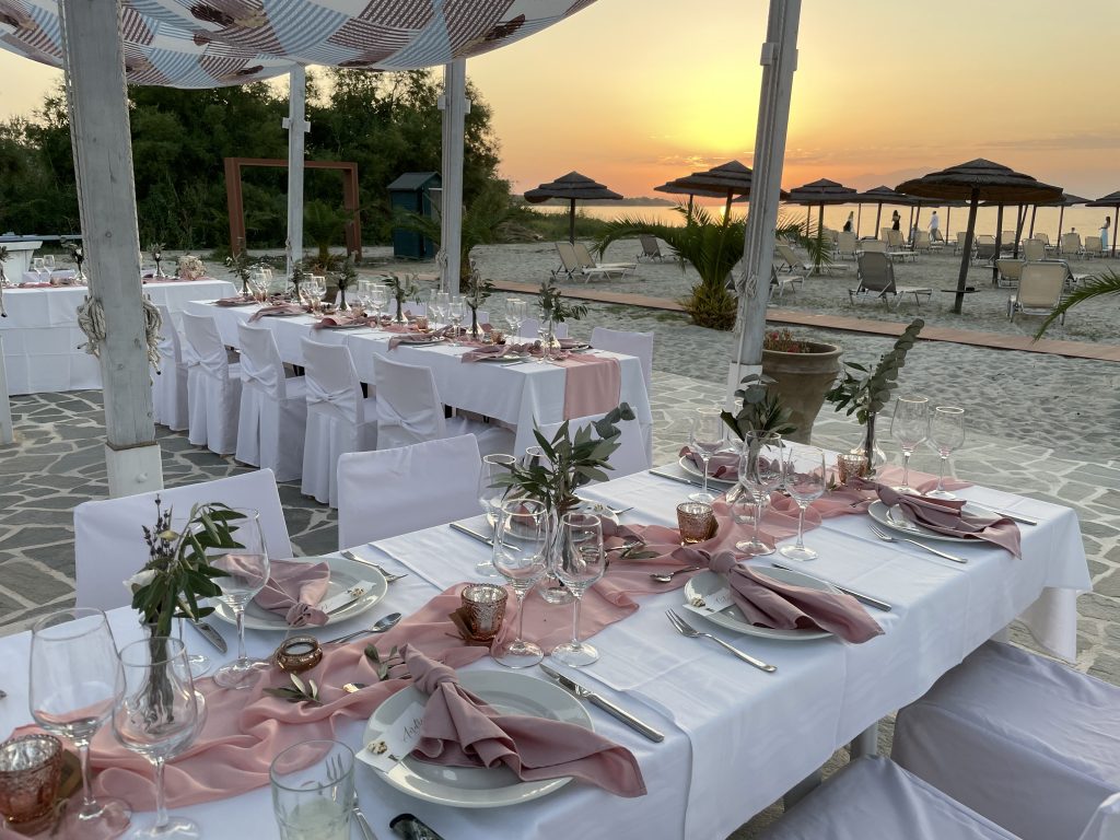 Peaky-Blinders-themed-wedding-elements-that-must-be-added-to-obtain-the-perfect-event_tables-beach-wedding.j