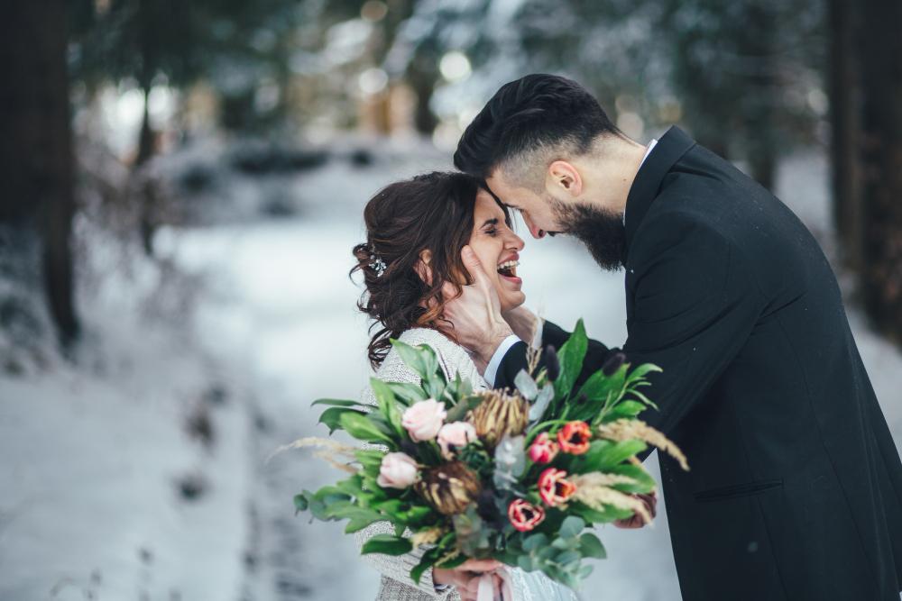 Ski-wedding-ideas-–-get-your-inspiration-for-the-perfect-brides-bouquet_colorful-bouquet