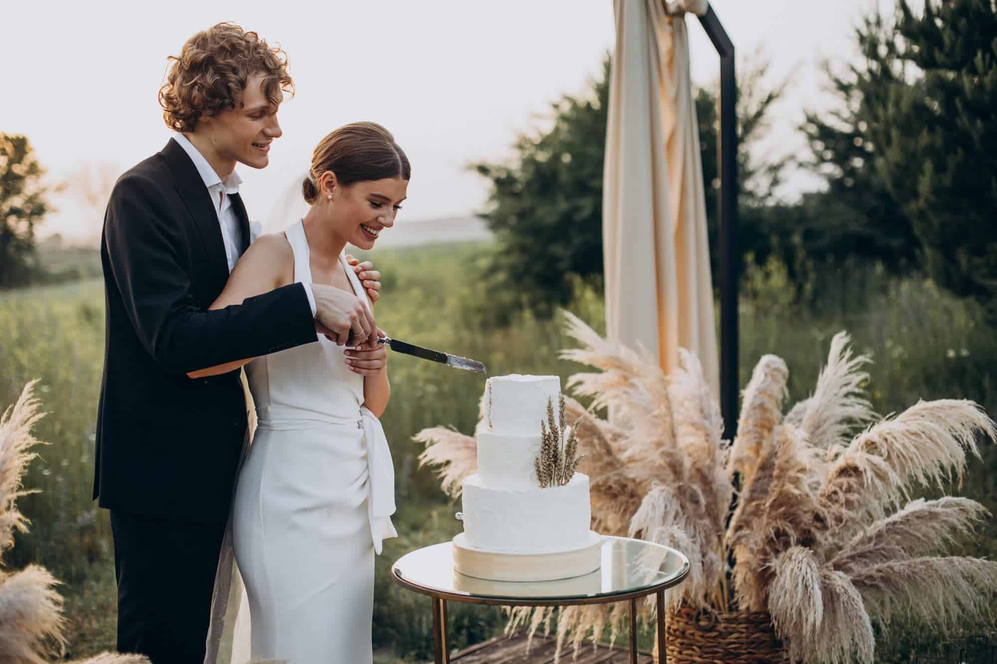 2.-White-and-gold-wedding-ideas-luxurious-destinations-around-the-world-3