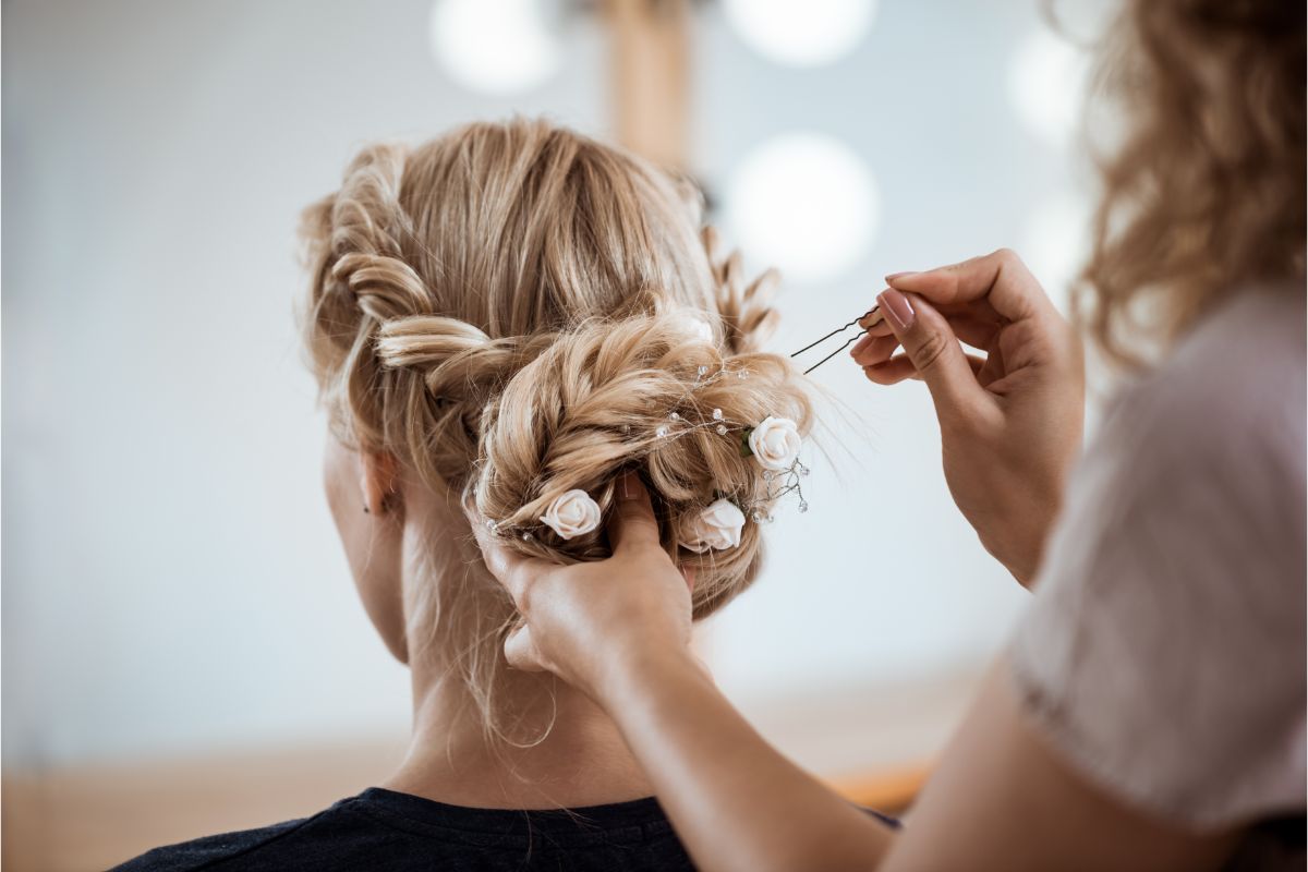 Cottagecore-wedding-hair-blonde-hair-hairstyle-white-flowers.