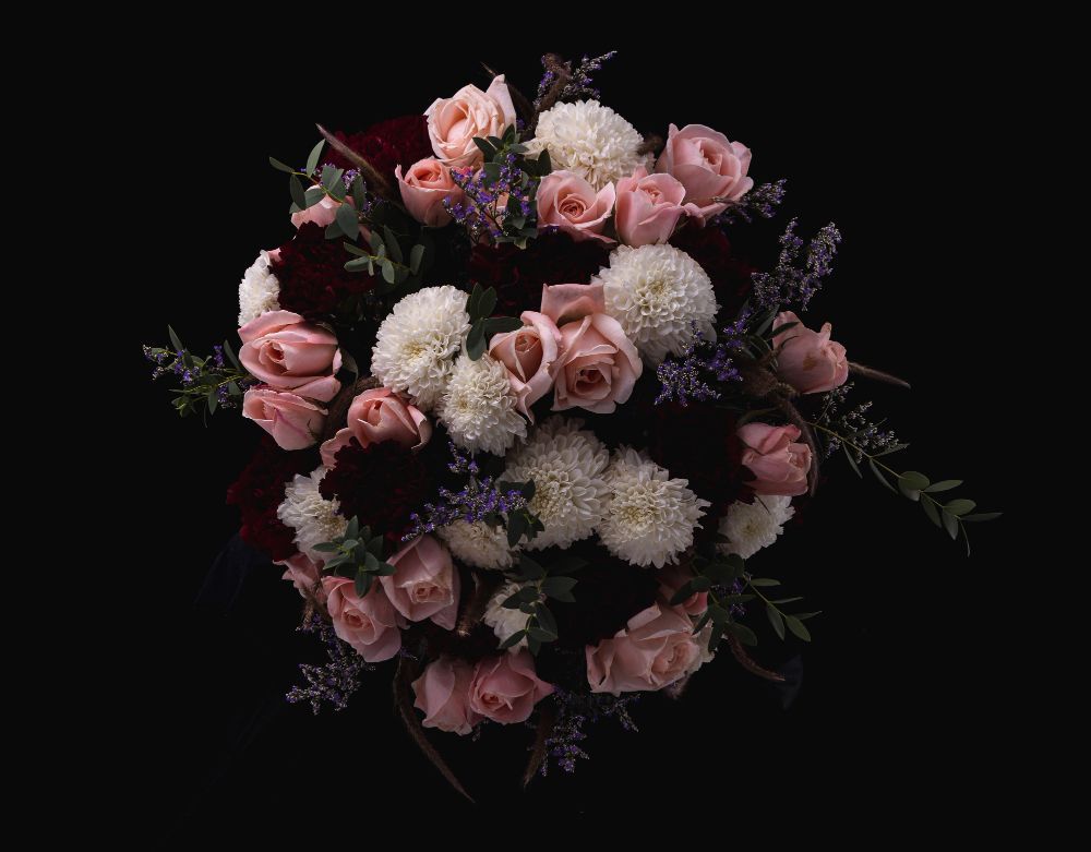 Gothic-wedding-bouquet-ideas-that-will-inspire-you_goth-bouquet-with-dark-roses.