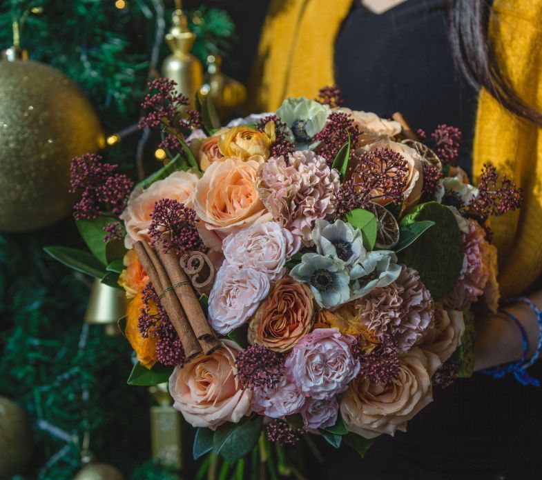 Gothic-wedding-bouquet-ideas-that-will-inspire-you_goth-bouquet-with-extra-cinammon-decor