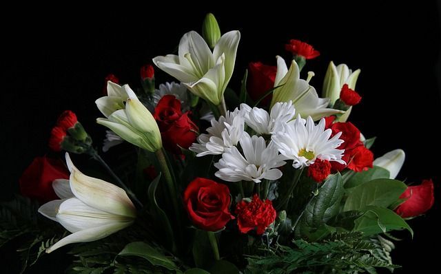 Gothic-wedding-bouquet-ideas-that-will-inspire-you_goth-flowers-with-red-roses-and-lillies