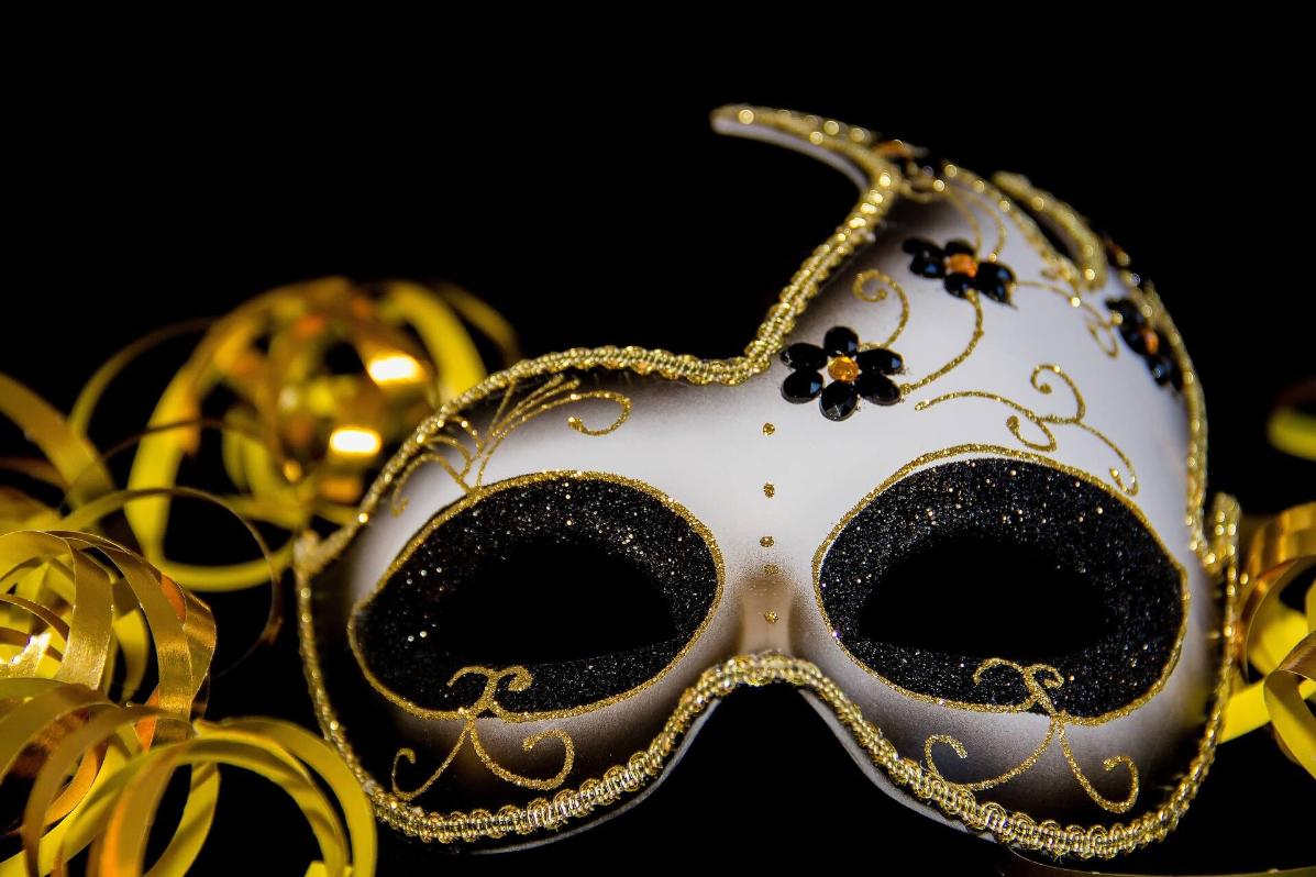 Masquerade-themed-wedding-ideas-–-How-to-choose-the-perfect-mask-mask