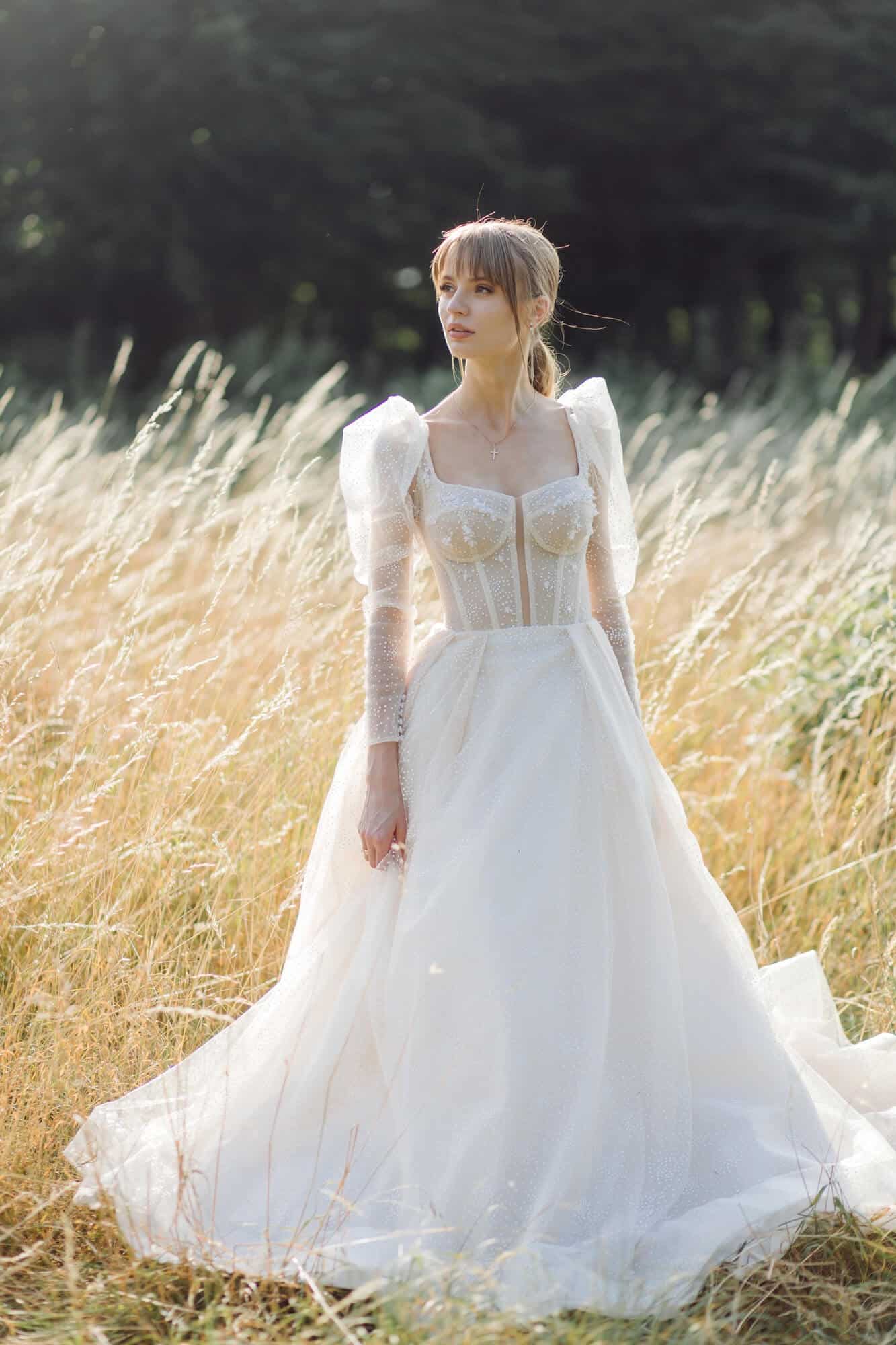 2.2.-Rustic-wedding-theme-dress-for-the-bride-and-bridesmaids-1