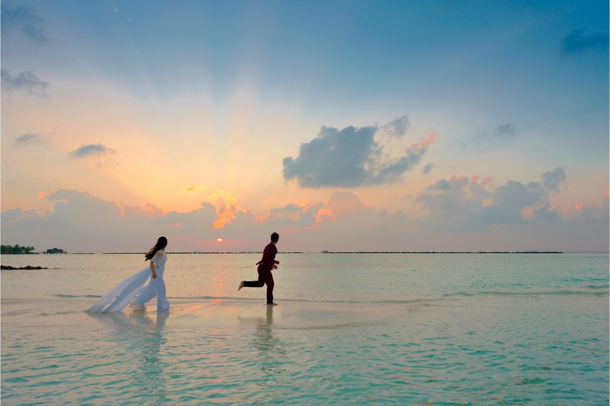 Best-wedding-colors-for-summer-Vibrant-combinations-for-an-exotic-event-Couple-running-in-the-sea