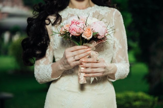 Cinco-de-mayo-wedding-pink-roses-brides-bouquet