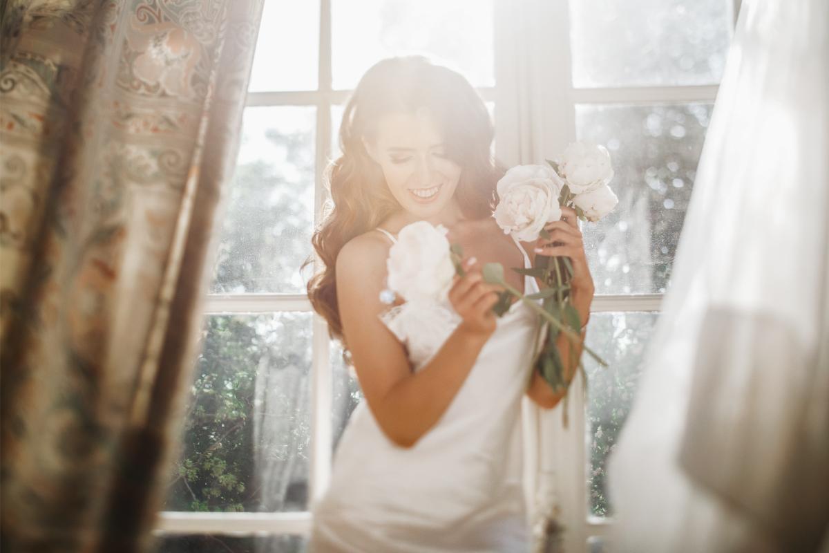 Old-Hollywood-dresses-bride-holds-bouqet.