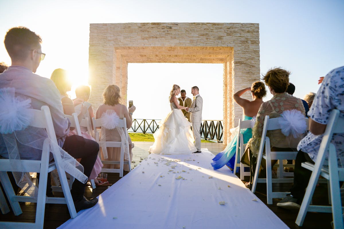 Tips and tricks that you should definitely include when planning an all white wedding decor_couple getting married