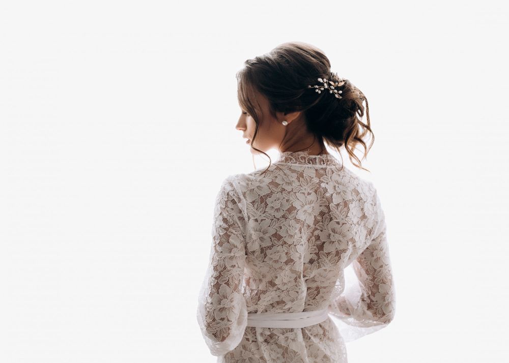 Wedding-art-deco-bride-wearing-a-hairpin