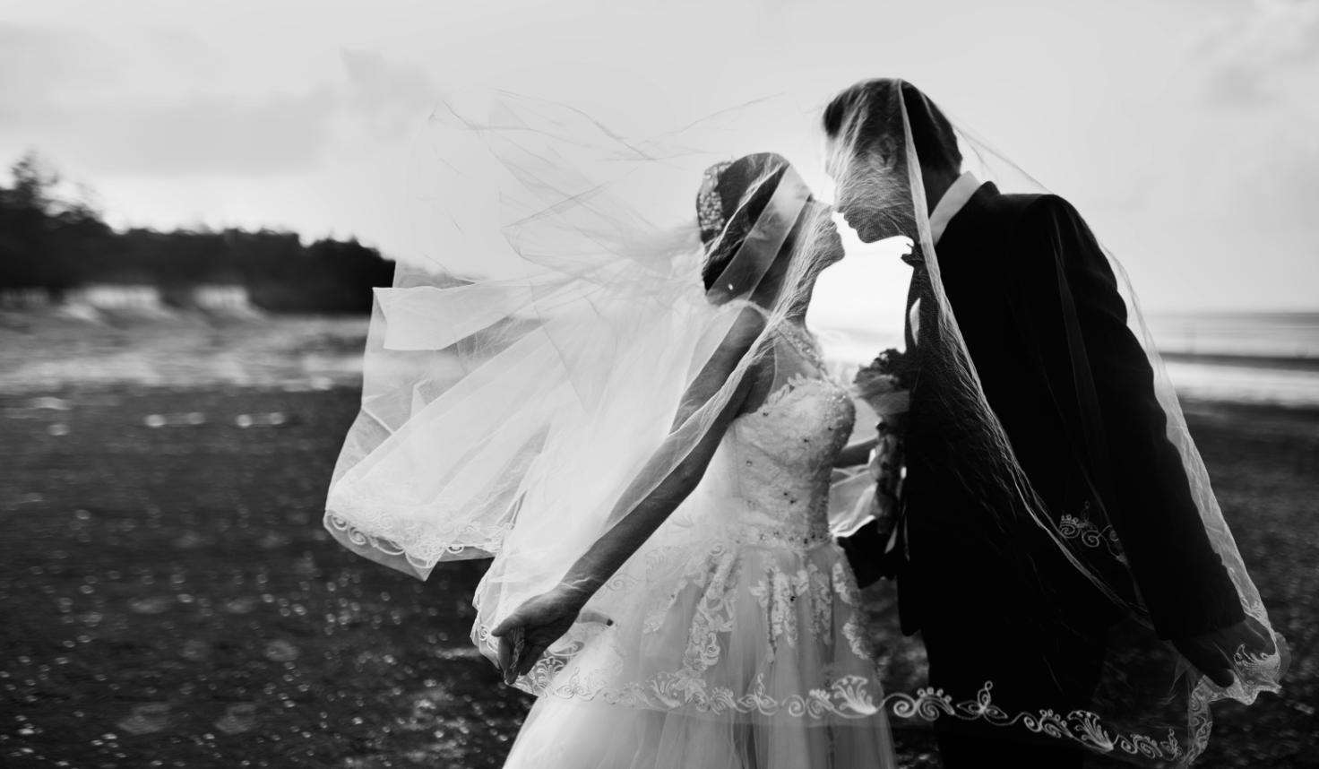 Simple and original Under the Sea wedding - outfits for the bride and groom (2)