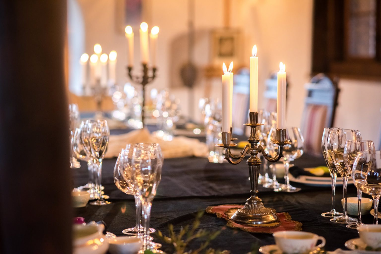 5. Mocha mousse wedding - inside Bran Castle, candles, table
