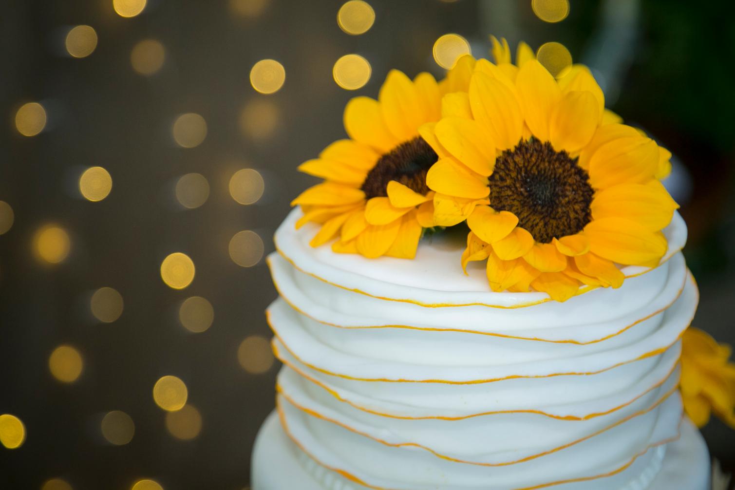 8. Wedding sunflowers - wedding cake, sunflowers