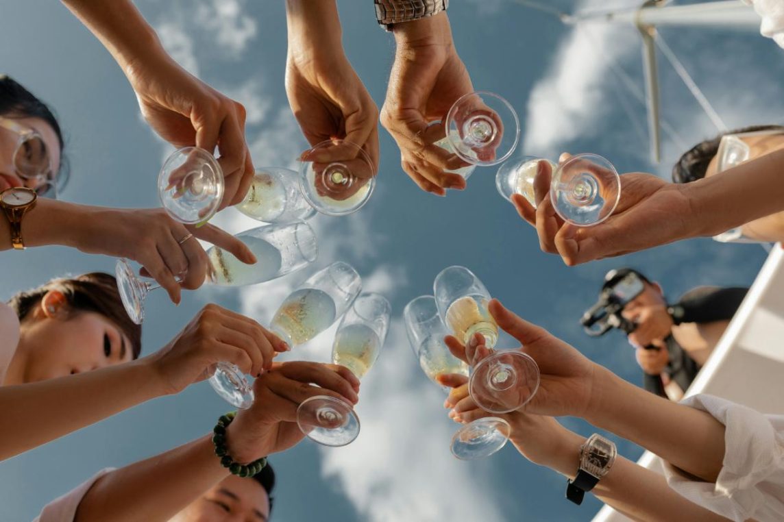 Champagne wedding theme the ideal choice for a glamorous event. What are the secrets for a successful organization
