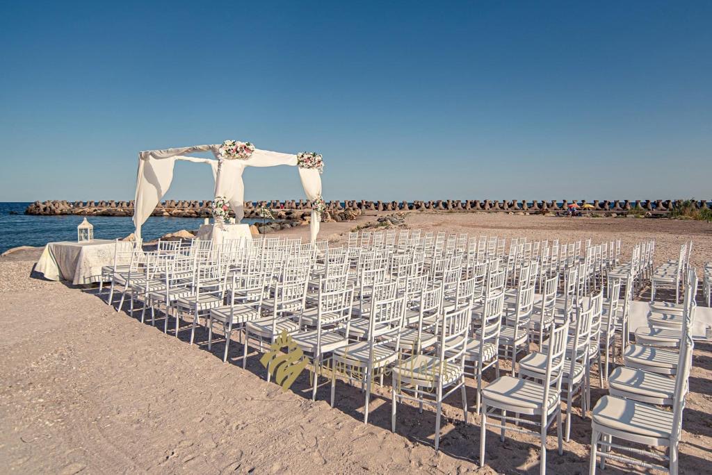 set up ceremonie Jupiter Beach weddings in Mamaia Weddo agency